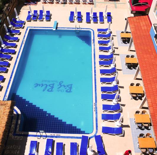 Sie langweilt sich alleine am Pool Sie langweilt sich alleine am Pool