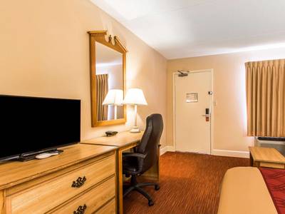 Econo Lodge Inn & Suites