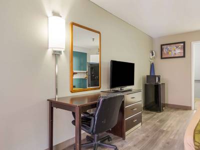 Econo Lodge Inn & Suites I-65