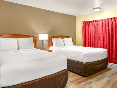 Econo Lodge Inn & Suites