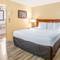 Econo Lodge Inn & Suites