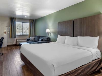 Econo Lodge at Port of Portland