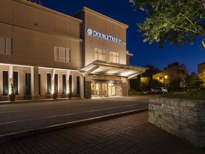 DoubleTree by Hilton Raleigh - Brownstone - University