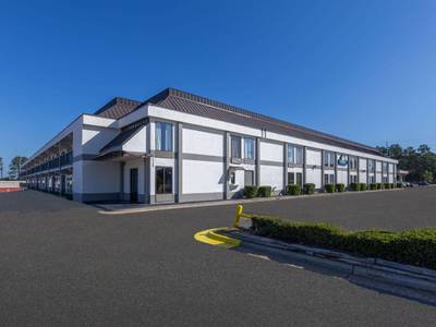 Days Inn & Suites Fayetteville Northwest Fort Bragg Area