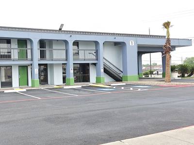 Knights Inn Victoria East