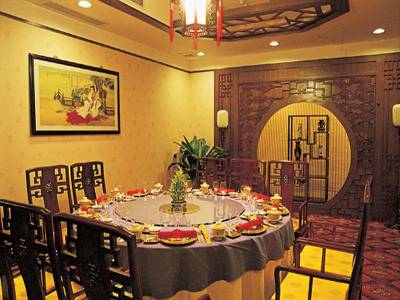 Universal House Grand Romance Hotel