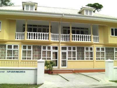 Reef Holiday Apartments