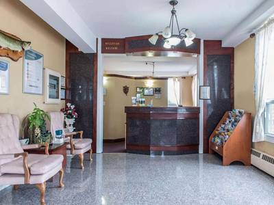 Econo Lodge Inn & Suites
