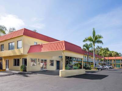 Super 8 by Wyndham Sarasota Near Siesta Key