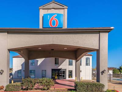 Motel 6 Ennis TX