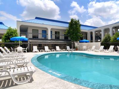 Baymont Inn & Suites Macon I-75