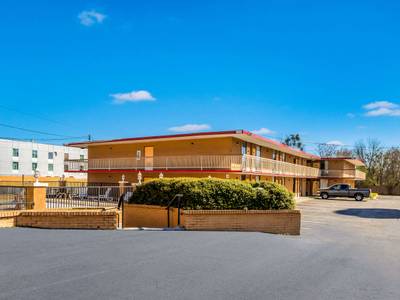 Econo Lodge Inn & Suites