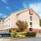 Econo Lodge Inn & Suites