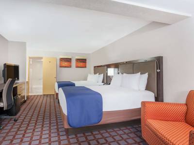 Days Inn Woodbury Long Island