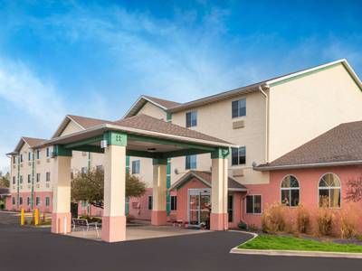 Baymont Inn & Suites Galesburg