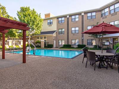 Holiday Inn Express & Suites Dallas/Stemmons FWY (I-35 E)