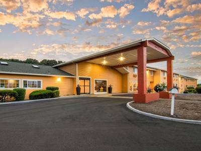 Econo Lodge Inn & Suites