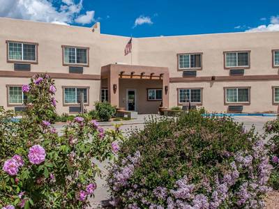 Econo Lodge Inn & Suites