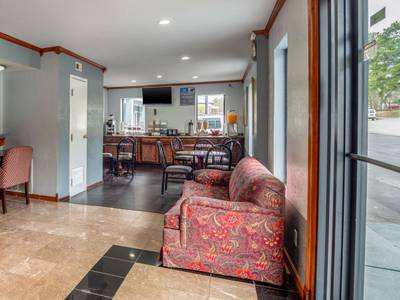 Rodeway Inn & Suites Fort Jackson