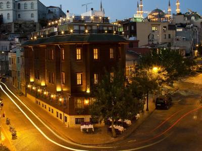 GLK PREMIER The Home Suites & Spa