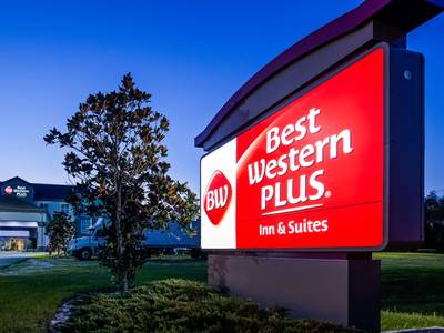 Best Western Plus Chain of Lakes Inn & Suites