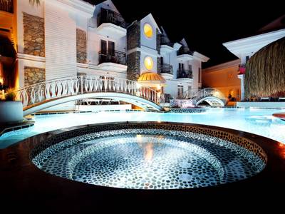 Pine Hills Hotel & Suites