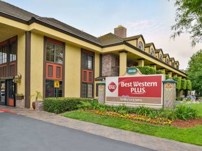 Best Western Plus Raffles Inn & Suites