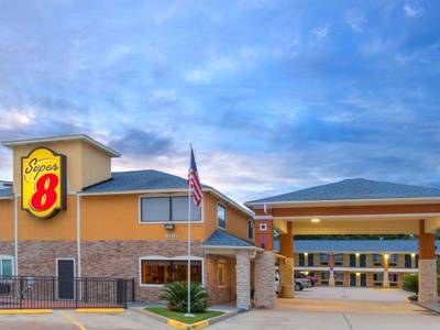 Super 8 by Wyndham Willowbrook