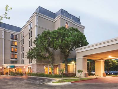 DoubleTree by Hilton Austin - University Area