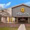 La Quinta Inn & Suites Detroit Metro Airport