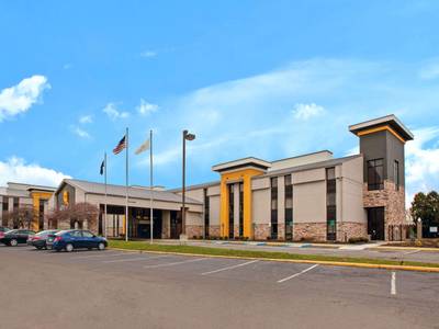 La Quinta Inn & Suites Detroit Metro Airport