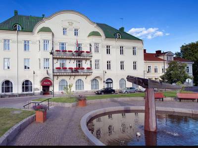 Clarion Collection Post