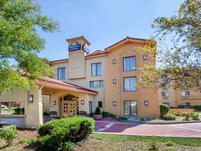 Days Inn & Suites Arlington Heights