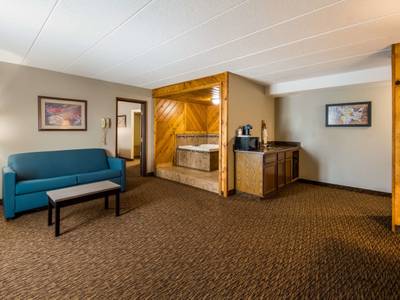 Econo Lodge Inn Near Miller Hill Mall