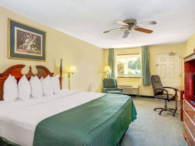 Days Inn & Suites Peachtree City