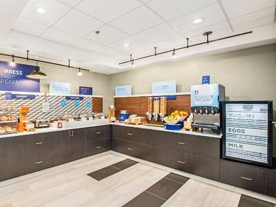 Holiday Inn Express & Suites Delafield