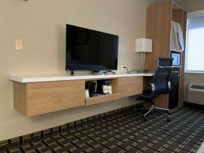 Econo Lodge Inn & Suites