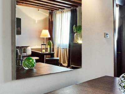 The Charming House iQs