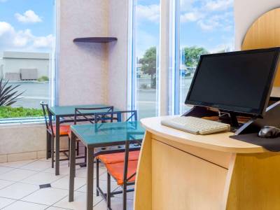 Howard Johnson Inn & Suites