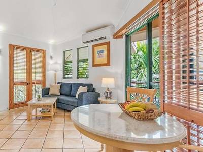 Martinique On Macrossan