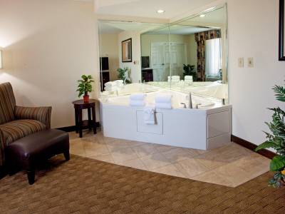 Holiday Inn Express & Suites Columbus At Northlake