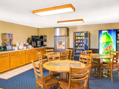 Super 8 Aberdeen West