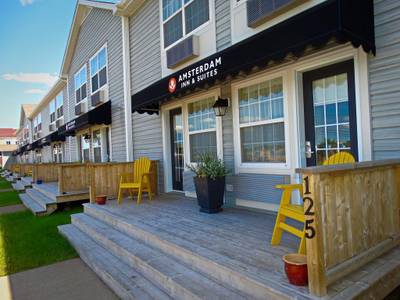 Amsterdam Inn & Suites