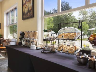 Days Inn & Suites by Wyndham Revelstoke