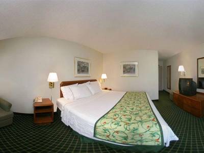 Econo Lodge Inn & Suites Airport