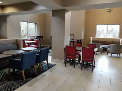 Holiday Inn Express & Suites Louisville South - Hillview