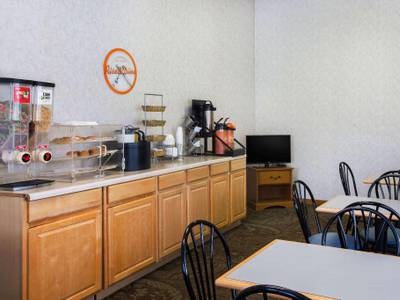 Howard Johnson Express Inn - Wilmington