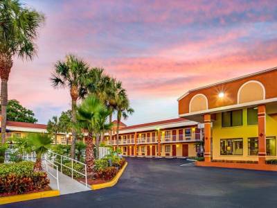 Howard Johnson Express Inn Suites - South Tampa/Airport Are