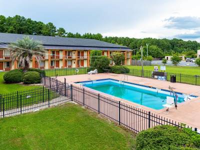 Super 8 Richmond Hill