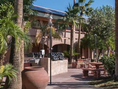 La Fuente Inn & Suites